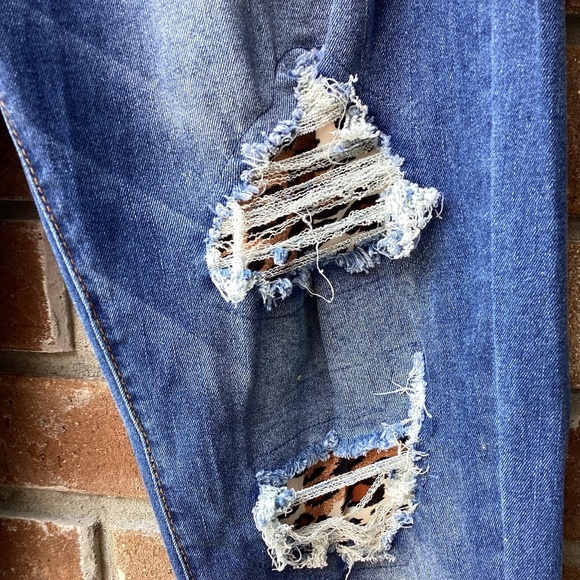 Rosette/ Leopard Distressed Semi - Skinny Leg Jeans ( Size: Large) - Picture 3 of 5